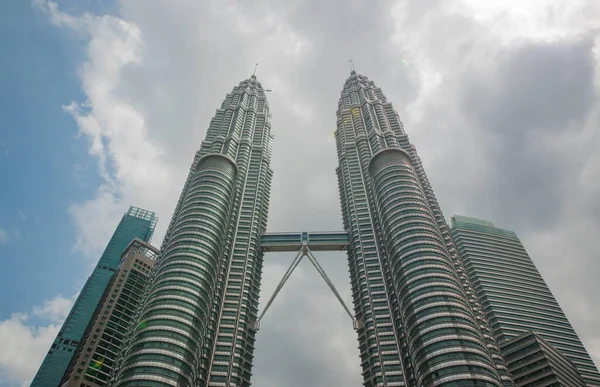 Petronas Kulelerinin Düşük Açılı Görüntüsü Malezya — Stok fotoğraf