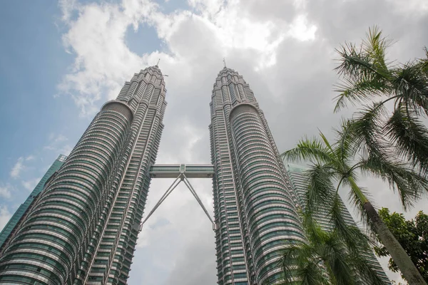 Petronas Kulelerinin Düşük Açılı Görüntüsü Malezya — Stok fotoğraf