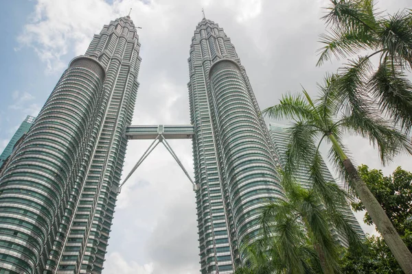 Petronas Kulelerinin Düşük Açılı Görüntüsü Malezya — Stok fotoğraf