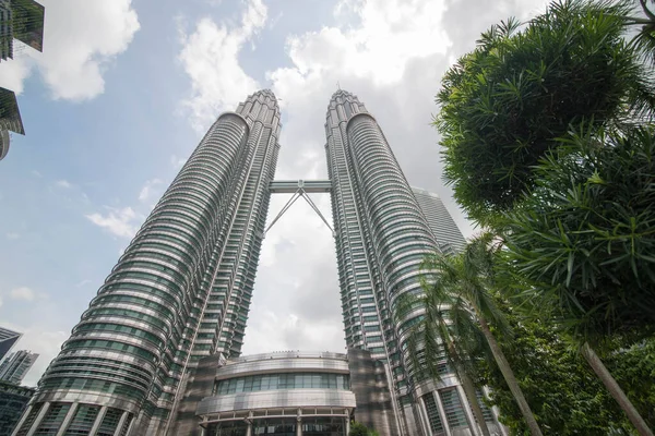 Petronas Kulelerinin Düşük Açılı Görüntüsü Malezya — Stok fotoğraf