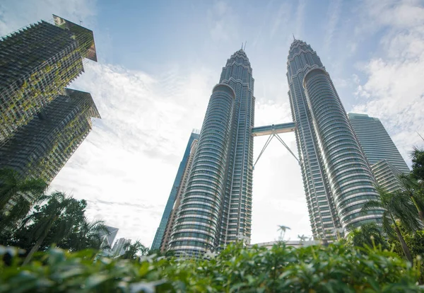 Χαμηλή Γωνιακή Άποψη Των Πύργων Πετρώνα Μαλαισία — Φωτογραφία Αρχείου