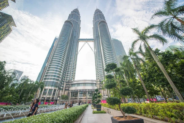 Petronas Kulelerinin Düşük Açılı Görüntüsü Malezya — Stok fotoğraf