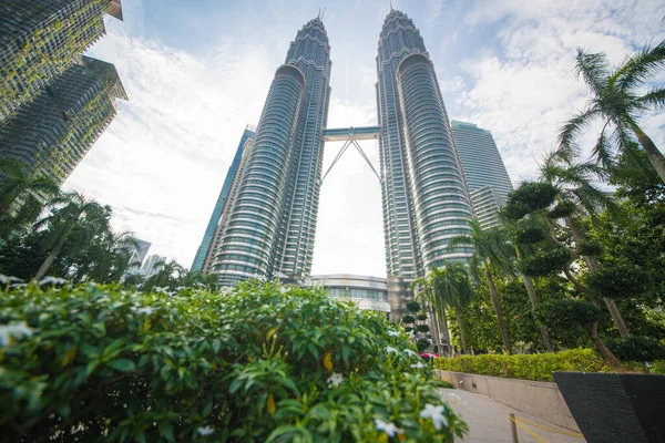 Petronas Kulelerinin Düşük Açılı Görüntüsü Malezya — Stok fotoğraf