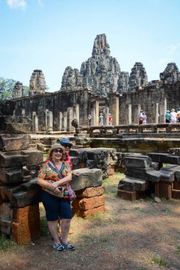 Kamboçya. Siem Reap. Angkor Wat kompleksindeki Bayon Tapınağının güzel bir manzarası..