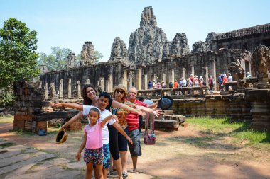 Kamboçya. Siem Reap. Angkor Wat kompleksindeki Bayon Tapınağının güzel bir manzarası..