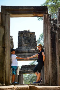 Kamboçya. Siem Reap. Angkor Wat kompleksindeki Bayon Tapınağının güzel bir manzarası..