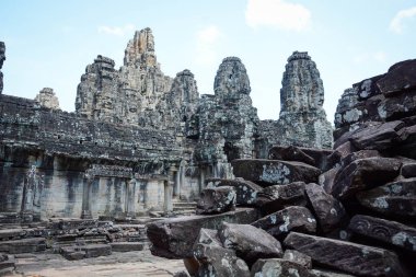 Kamboçya. Siem Reap. Angkor Wat kompleksindeki Bayon Tapınağının güzel bir manzarası..