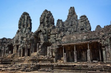 Kamboçya. Siem Reap. Angkor Wat kompleksindeki Bayon tapınağının manzarası..