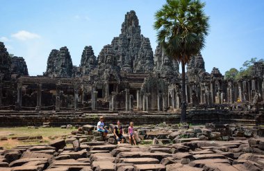 Kamboçya. Siem Reap. Angkor Wat kompleksindeki Bayon tapınağının manzarası..