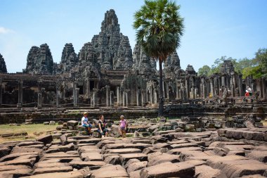 Kamboçya. Siem Reap. Angkor Wat kompleksindeki Bayon tapınağının manzarası..