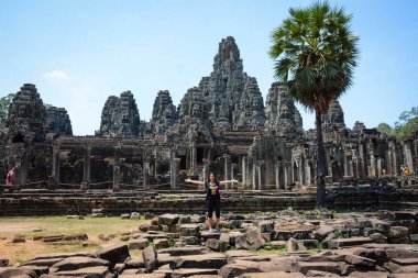 Kamboçya. Siem Reap. Angkor Wat kompleksindeki Bayon tapınağının manzarası..