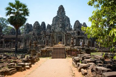Kamboçya. Siem Reap. Angkor Wat kompleksindeki Bayon tapınağının manzarası..