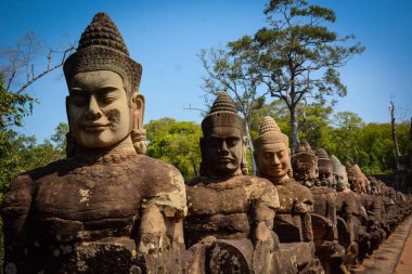 Kamboçya. Siem Reap. Angkor Thom kapısındaki heykeller Angkor Wat harabelerinde..