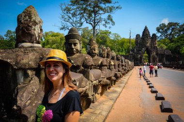 Kamboçya. Siem Reap. Angkor Thom 'daki turistler Angkor Wat harabelerinde..