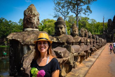 Kamboçya. Siem Reap. Angkor Thom 'daki turistler Angkor Wat harabelerinde..