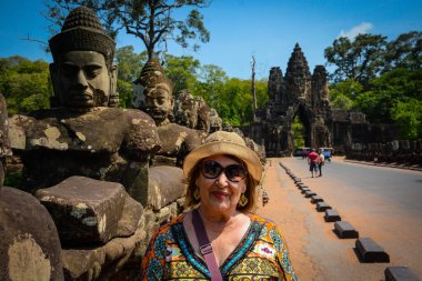 Kamboçya. Siem Reap. Angkor Thom 'daki turistler Angkor Wat harabelerinde..