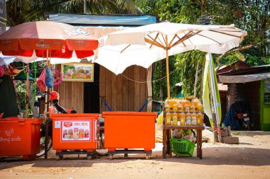 Kamboçya. Siem Reap. Angkor Wat kompleksindeki tipik bir benzin istasyonu..