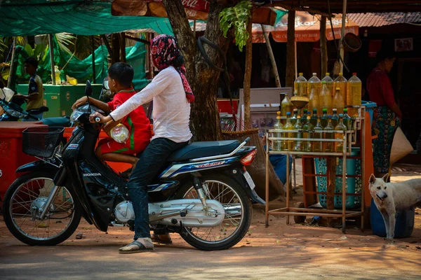 Camboya Siem Reap Una Hermosa Vista Los Jemeres Locales Complejo — Foto de Stock