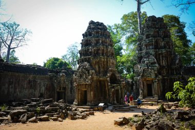 Kamboçya. Siem Reap. Angkor Wat 'taki Ta Prhom tapınağında güzel bir turist manzarası var..