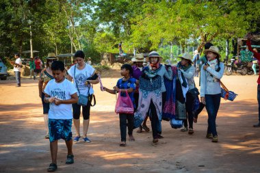 Kamboçya. Siem Reap. Angkor Wat tapınağındaki turistler.