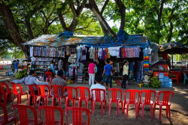 Kamboçya. Siem Reap. Angkor Wat tapınağındaki turistler.