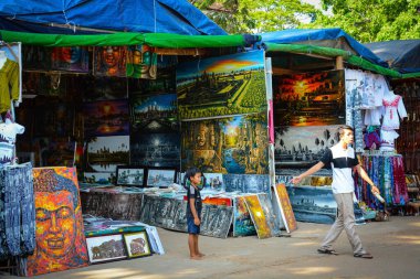 Kamboçya. Siem Reap. Angkor Wat tapınağındaki turistler.