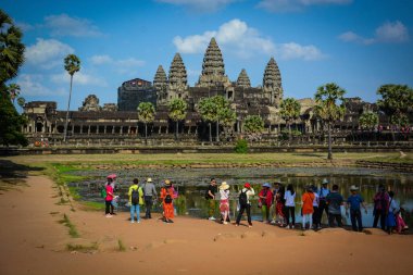 Kamboçya. Siem Reap. Angkor Wat tapınağındaki turistler.