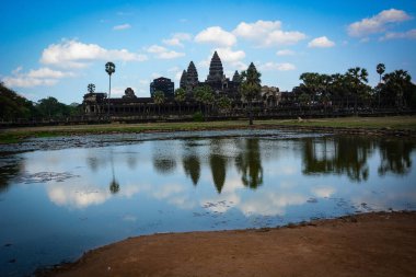 Kamboçya. Siem Reap. Angkor Wat tapınağındaki turistler.