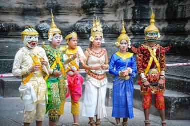 Kamboçya. Siem Reap. Angkor Wat Tapınağı 'nda geleneksel khmer giysiler giyen yerliler..