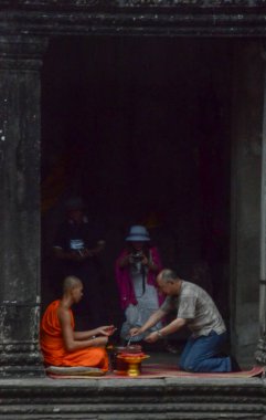 Kamboçya. Siem Reap. Angkor Wat 'da bir keşiş yıkıldı..