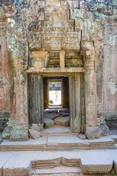캄보디아 앙코르와 폐허에 사원의 관광객들의 아름다운 — 스톡 사진