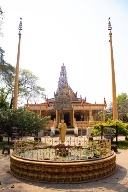 Kamboçya. Siem Reap. Şehirdeki güzel bir Budist tapınağı manzarası..