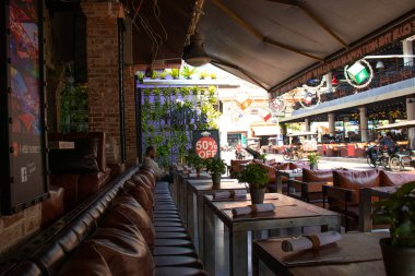 Kamboçya. Siem Reap. Şehirdeki bar caddesinde güzel bir restoran manzarası.