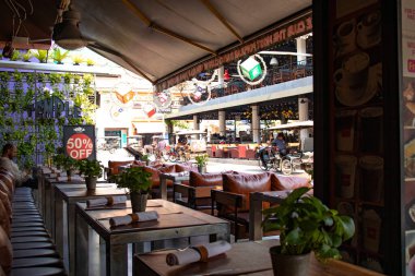 Kamboçya. Siem Reap. Şehirdeki bar caddesinde güzel bir restoran manzarası.