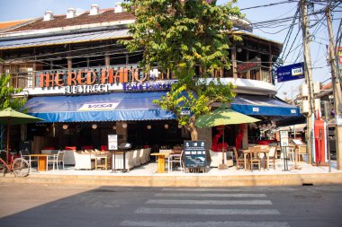 Kamboçya. Siem Reap. Şehirdeki güzel bir restoran manzarası..