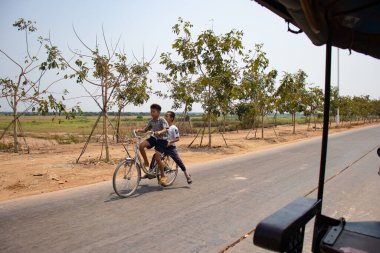 Kamboçya. Siem Reap. Tonle Sap Köyünde güzel bir çocuk manzarası.