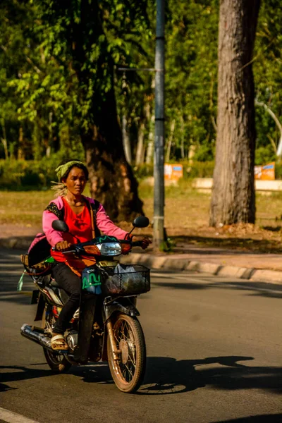 カンボジア シェムリアップ オートバイの中で女性の美しい景色 — ストック写真