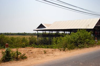 Nehirde saman evleri olan köy, Siem Reap, Kamboçya