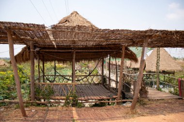 Nehirde saman evleri olan köy, Siem Reap, Kamboçya