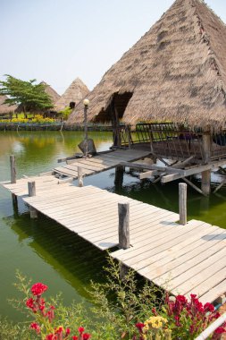 Nehirde saman evleri olan köy, Siem Reap, Kamboçya