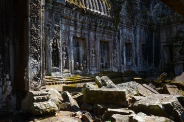 Harabeleri ve ağaçları olan eski Kamboçya tapınağı, Ta Phrom Tapınağı