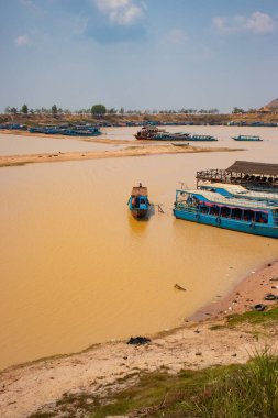 Tonle Sap Köyü, Kamboçya 'da nehirdeki evler ve tekneler