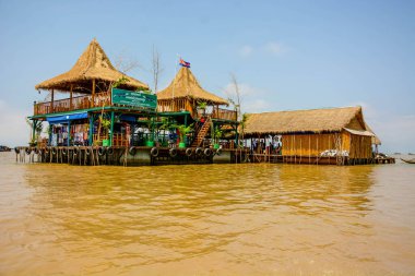 Tonle Sap Köyü, Kamboçya 'da nehirdeki evler ve tekneler
