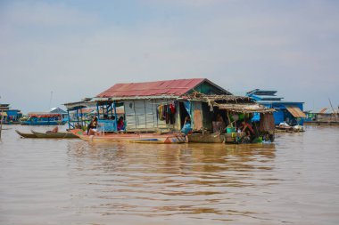 Tonle Sap Köyü, Kamboçya 'da nehirdeki evler ve tekneler
