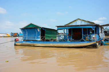 Tonle Sap Köyü, Kamboçya 'da nehirdeki evler ve tekneler