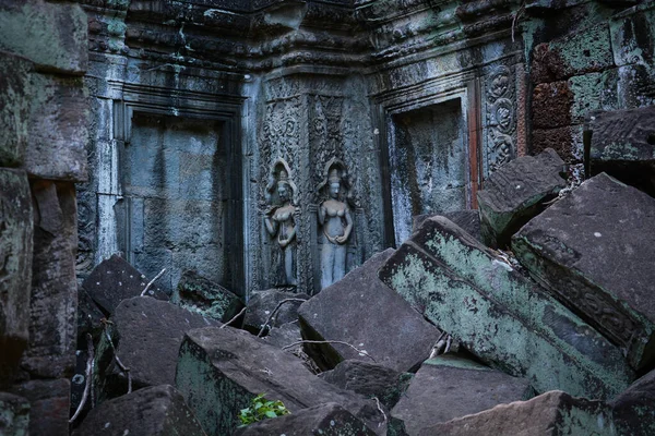 Harabeleri Ağaçları Olan Eski Kamboçya Tapınağı Phrom Tapınağı — Stok fotoğraf