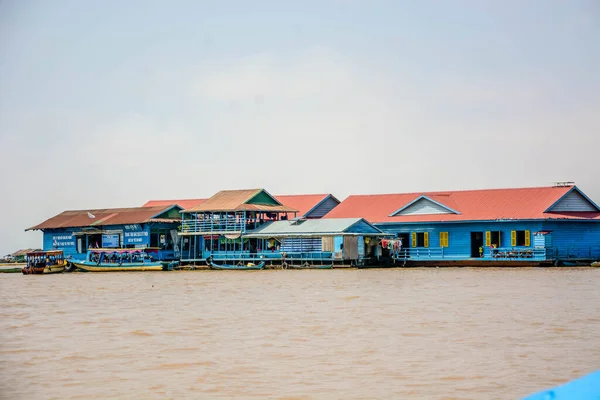 柬埔寨Tonle Sap村河流上的房屋和船只 — 图库照片