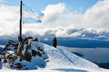 Arjantin 'in Bariloche kentindeki Cerro Katedrali' nde güzel bir turist manzarası. 