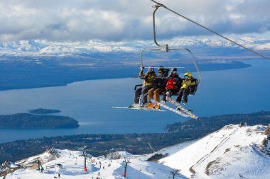 Arjantin 'in Bariloche kentindeki Cerro Katedrali' nde güzel bir turist manzarası. 