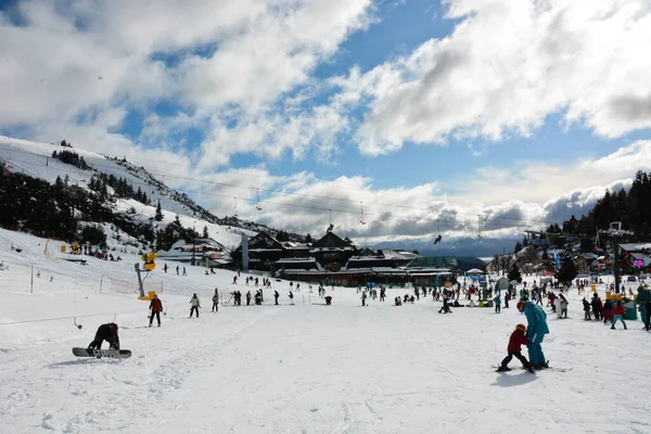 Arjantin 'in Bariloche kentindeki Cerro Katedrali' nde güzel bir turist manzarası. 
